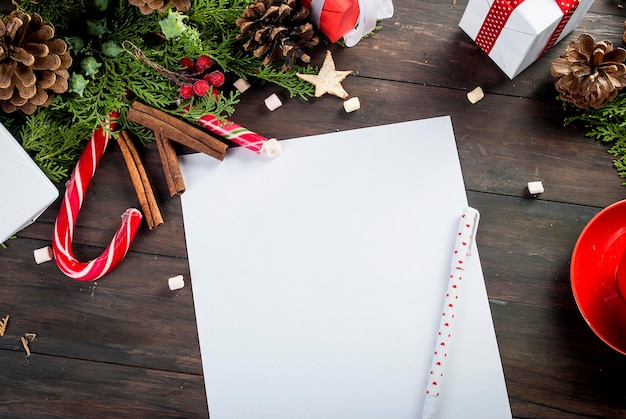 La bambina scrive la lettera a Babbo Natale