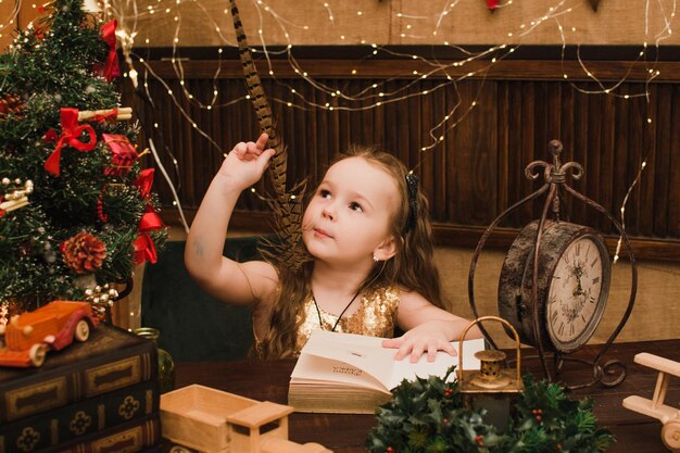 La bambina scrive una lettera a Babbo Natale