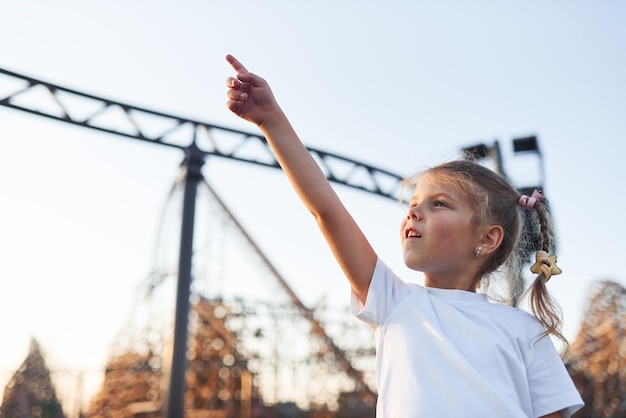 La bambina si diverte al parco divertimenti per bambini durante il giorno