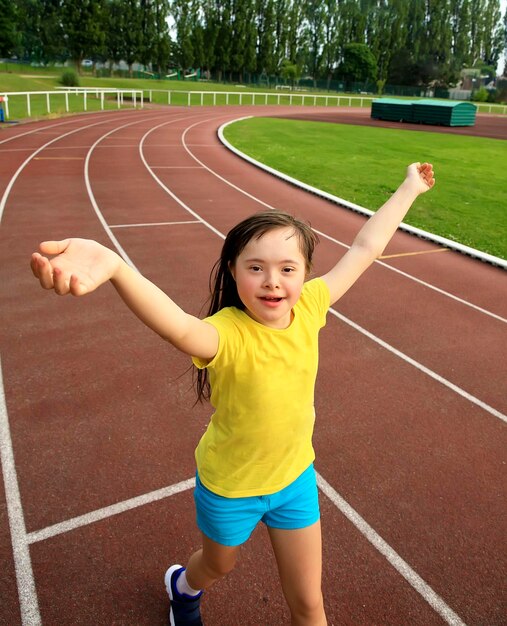 La bambina si diverte allo stadio