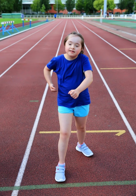 La bambina si diverte allo stadio