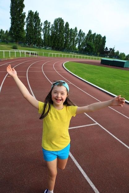 La bambina si diverte allo stadio