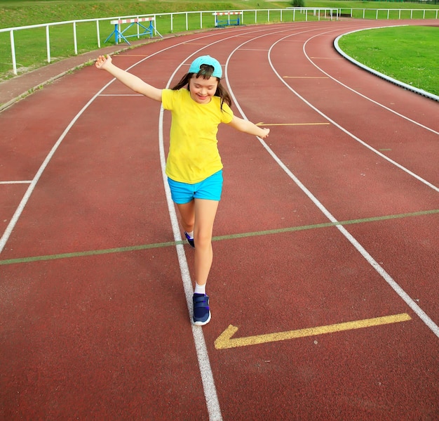 La bambina si diverte allo stadio