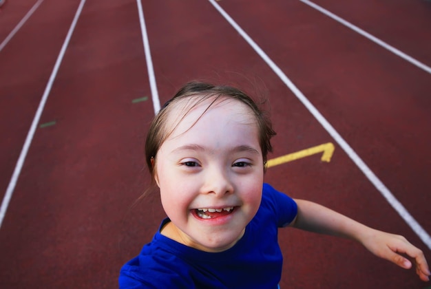 La bambina si diverte allo stadio