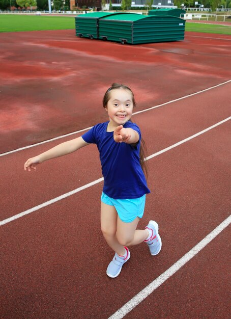 La bambina si diverte allo stadio