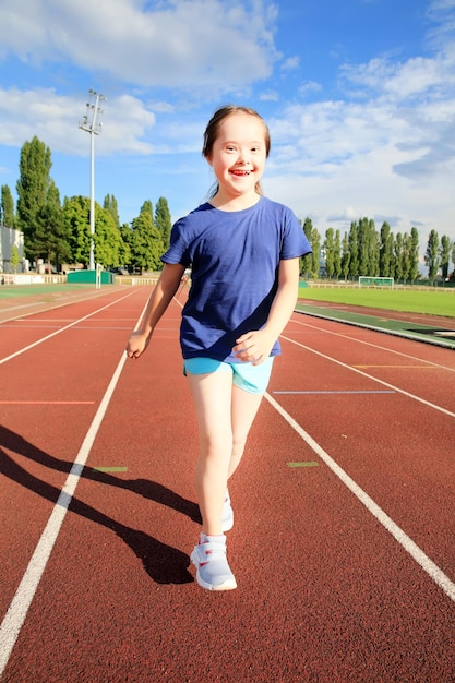 La bambina si diverte allo stadio