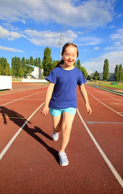 La bambina si diverte allo stadio