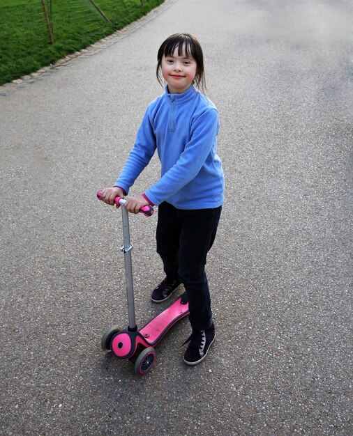 La bambina si diverte nel parco