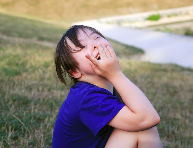 La bambina si diverte nel parco