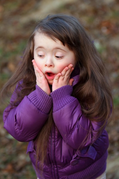 La bambina si diverte