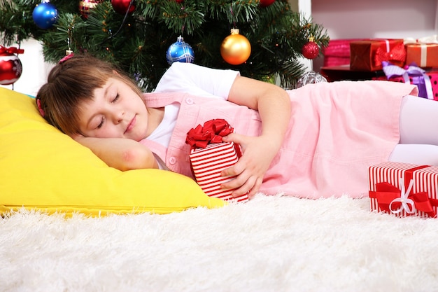 La bambina si è addormentata con un regalo in mano nella stanza addobbata a festa