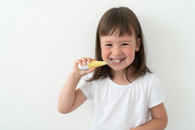 la bambina si lava i denti da sola