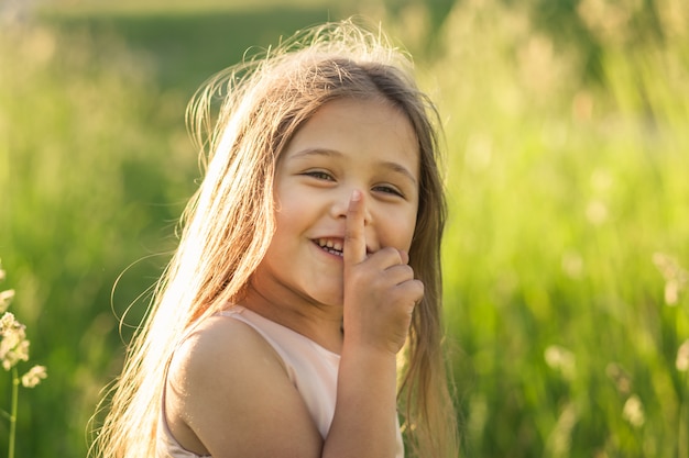 la bambina si mise un dito sulle labbra