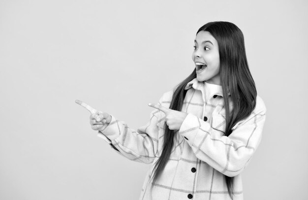 La bambina sorpresa indossa una camicia a scacchi rosa che presenta l'annuncio dello spazio di copia del prodotto