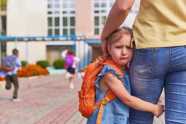 La bambina sottolinea che non vuole lasciare sua madre.