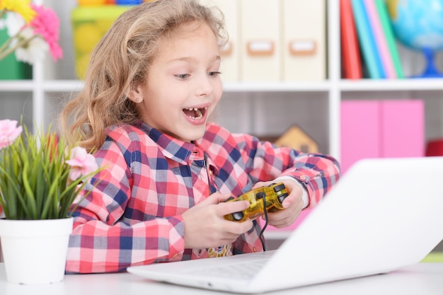 La bambina sta giocando a un gioco per computer