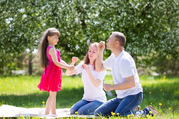 La bambina sta giocando con le bolle di sapone.