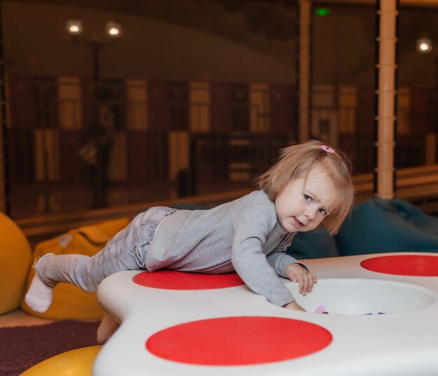 La bambina sta giocando nel centro di intrattenimento per bambini