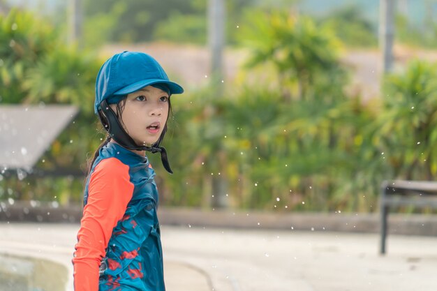 La bambina sta giocando nella piscina di allenamento di nuoto