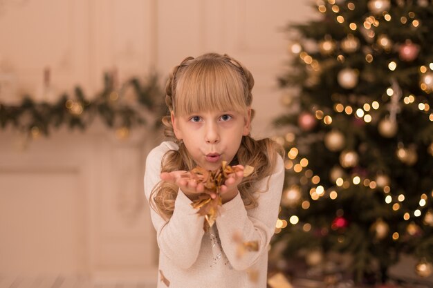 La bambina sta godendo le vacanze di Natale.