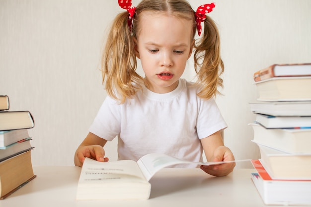 La bambina sta imparando le lezioni a casa. Scuola a casa