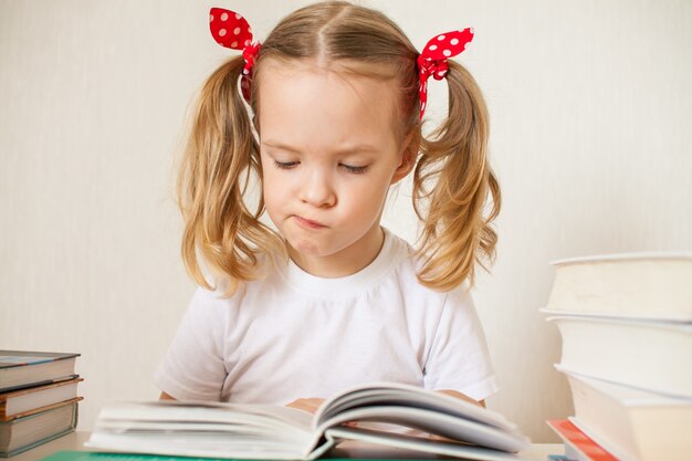 La bambina sta imparando le lezioni a casa. Scuola a casa