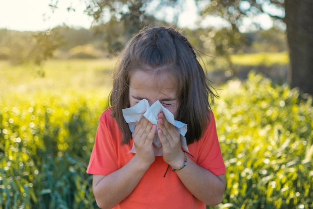 La bambina sta soffiando il suo concetto di allergia al naso