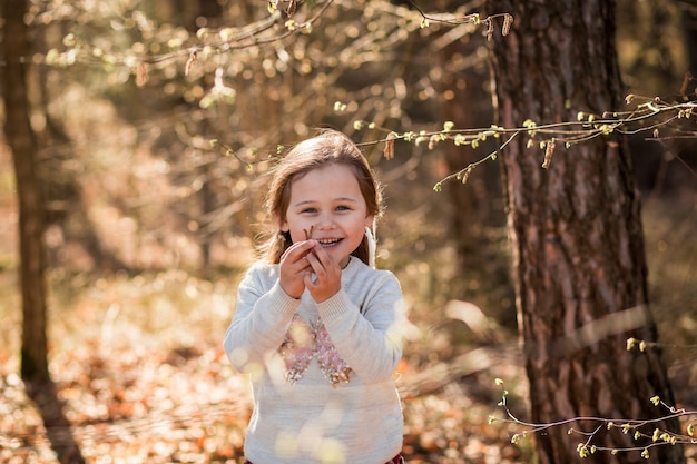 la bambina sulla natura esamina le piante