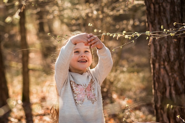 la bambina sulla natura esamina le piante