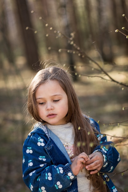 la bambina sulla natura esamina le piante