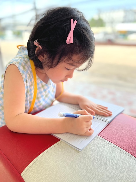 La bambina sveglia scrive sul suo taccuino