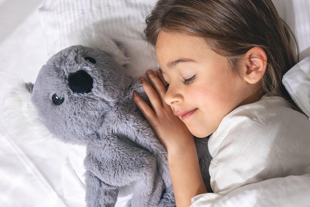 La bambina sveglia sta dormendo sul letto