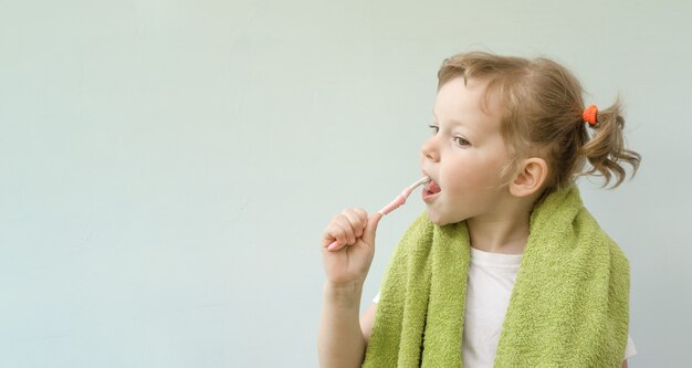 La bambina sveglia sta lavandosi i denti.