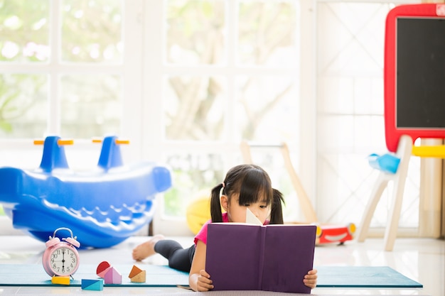 La bambina sveglia sta leggendo un libro