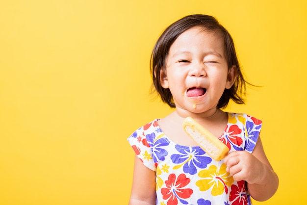 La bambina tiene il ghiacciolo dolce