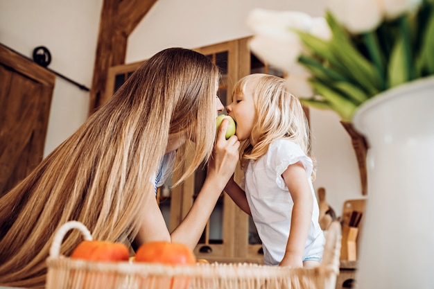 La bambina tratta sua madre con una mela