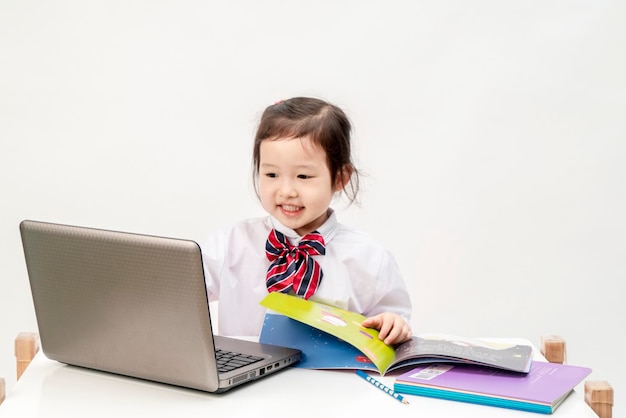 La bambina usa il suo laptop per navigare in Internet per le lezioni