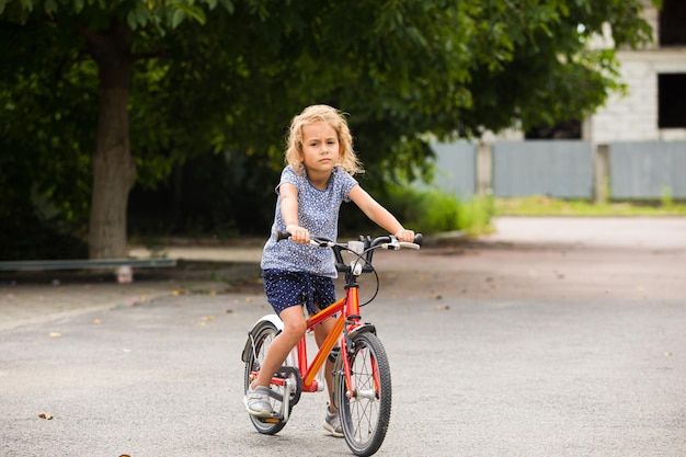 La bambina va in bicicletta in città