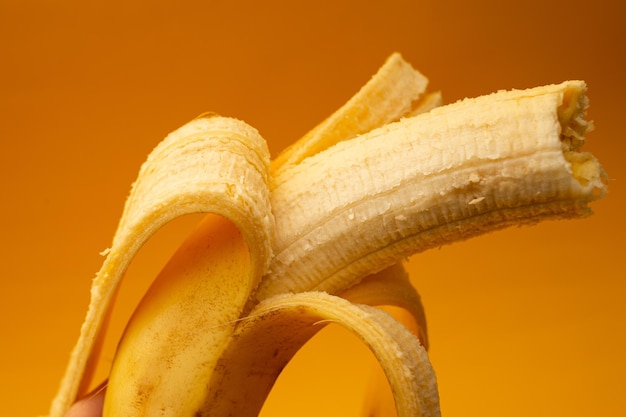 La banana gialla si trova su uno sfondo luminoso