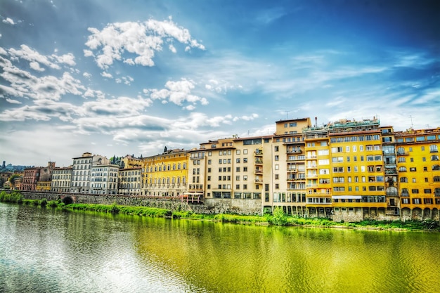 La banca dell'Arno vista dal Ponte Vecchio a Firenze Italia