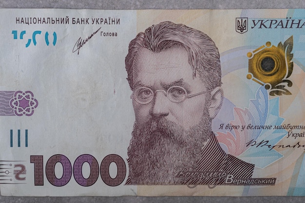 La banconota da 1000 denominazioni raffigura Vernadskyi su uno sfondo di marmo grigio