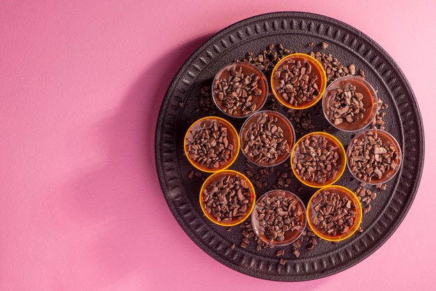 La banda nera con le tazze ha riempito di brigadeiro su fondo rosa