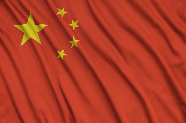 La bandiera cinese è raffigurata su un tessuto sportivo con molte pieghe.