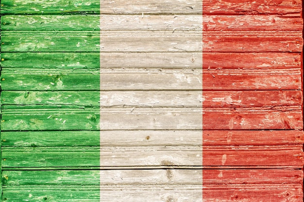 La bandiera d'Italia con la consistenza di vecchie tavole di legno