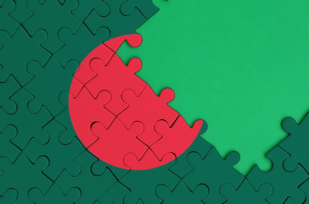 La bandiera del Bangladesh è raffigurata su un puzzle completato con spazio verde libero sul lato destro