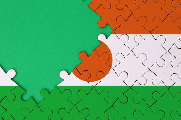 La bandiera del Niger è raffigurata su un puzzle completato con spazio verde libero sul lato sinistro