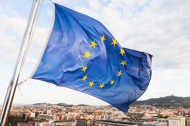 La bandiera dell'UE sventola sopra la città di Barcellona