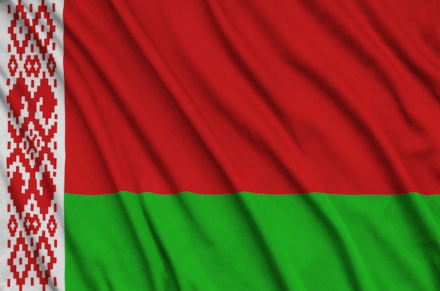 La bandiera della Bielorussia è raffigurata su un tessuto sportivo con molte pieghe.