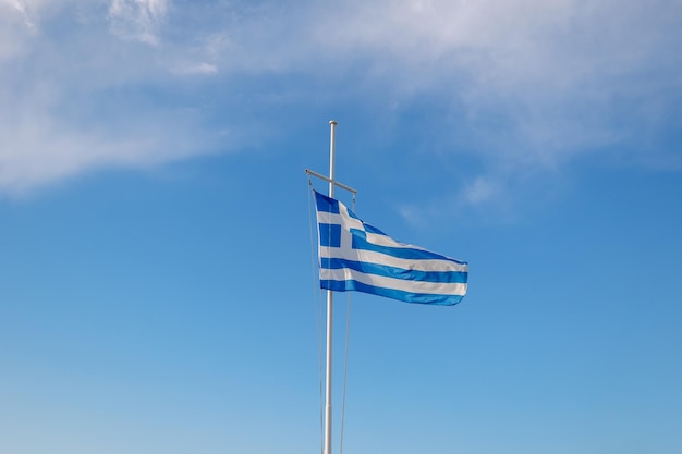 La bandiera della Grecia sta volando in aria su sfondo blu cielo Banner posto per il testo