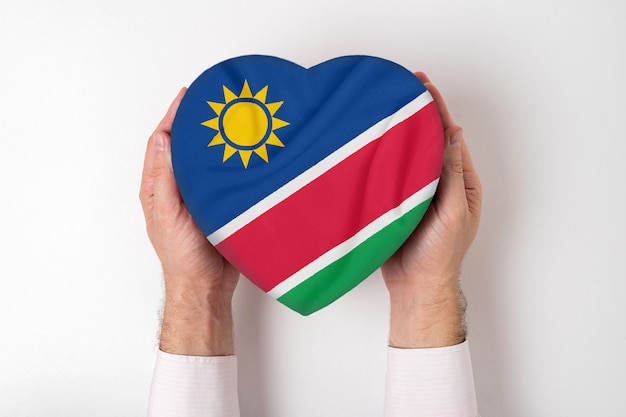 La bandiera della Namibia ali su una scatola a forma di cuore in un maschio passa.